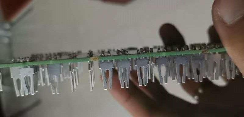 PCB插入高电流连接器精密冲压硬件插入PCB