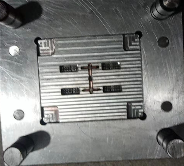 精密塑料模具用于医疗连接器定制生产