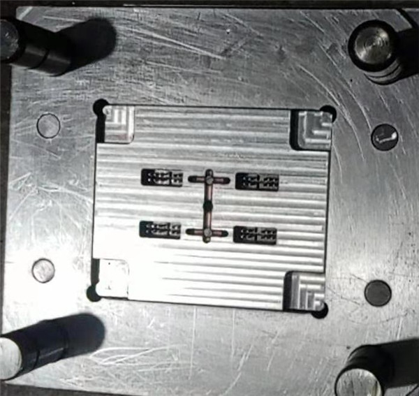 精密塑料模具用于医疗连接器定制生产