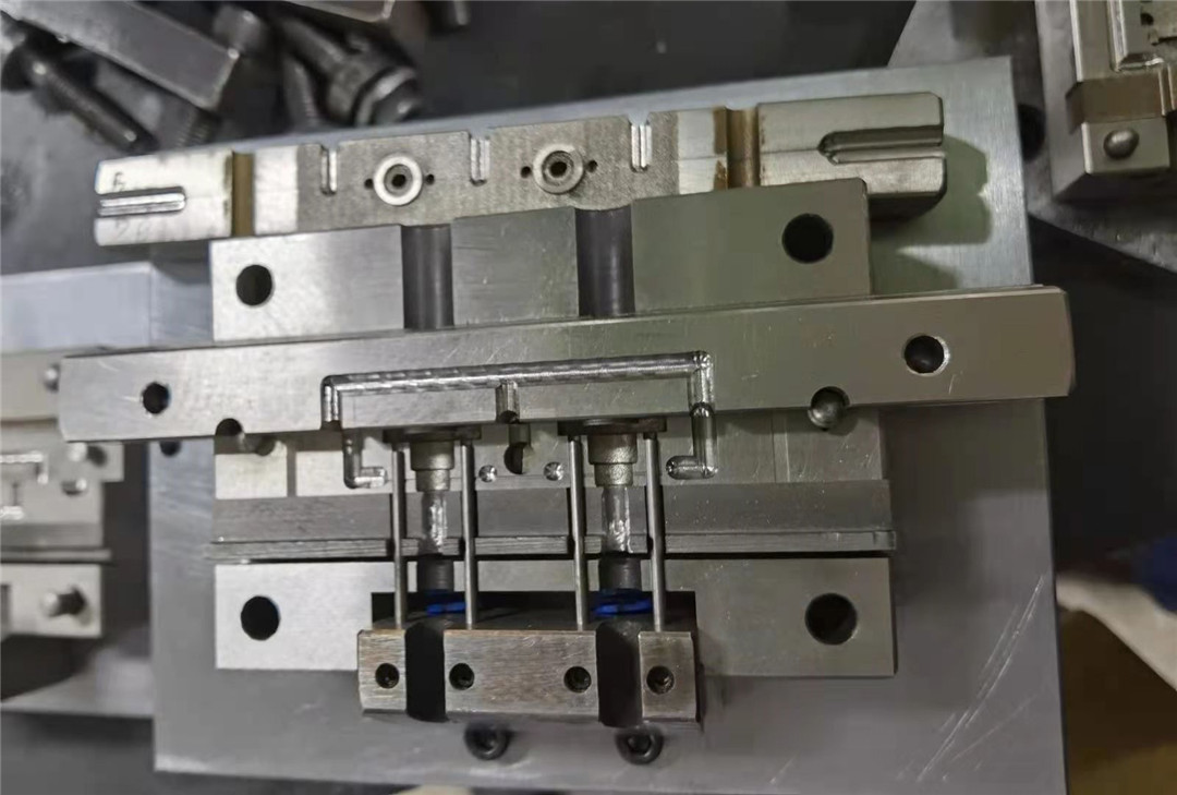 所有塑料芯M12连接器precision mold tooling