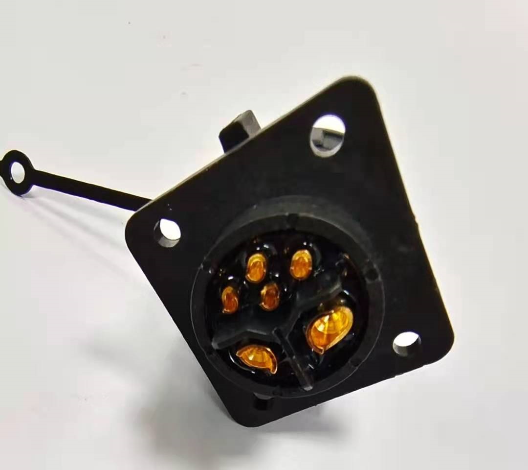 面板安装的80A防水2 + 4电池组连接器