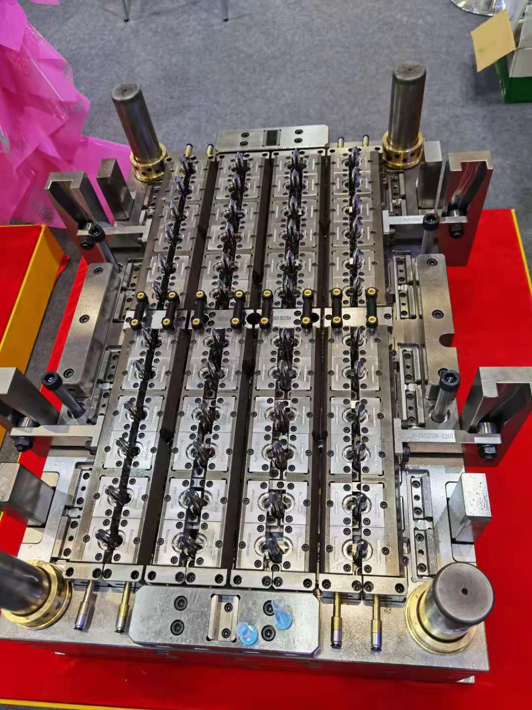 医疗产品工程塑料模连续模具