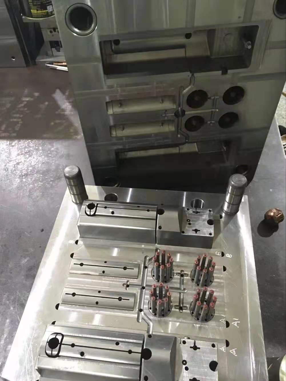 工业精密塑料M12防水连接器8核模具4孔
