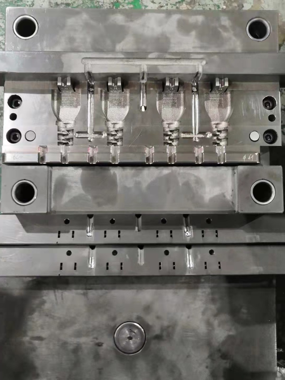 新型储能塑料防水连接器模具工具